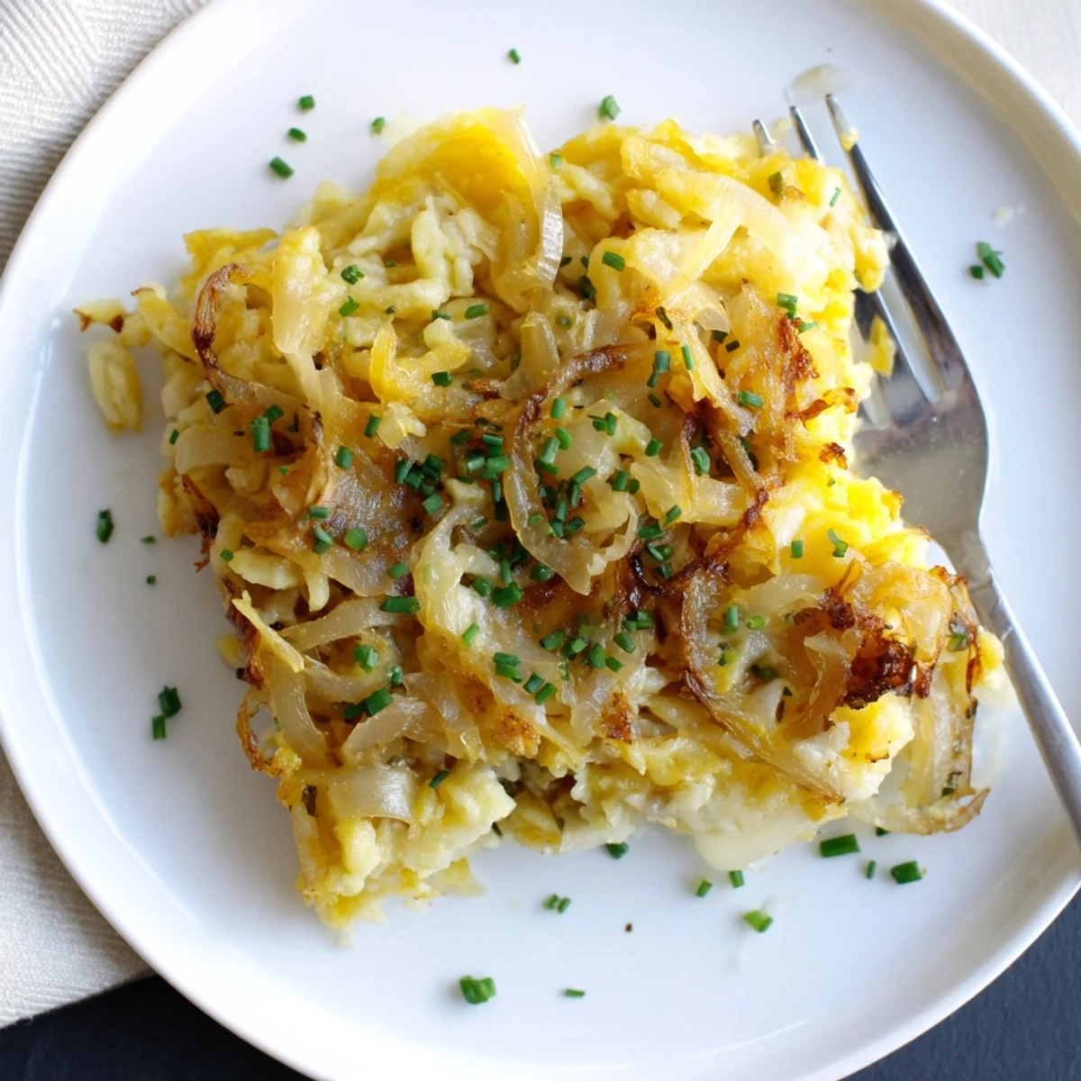 Wärmender Baked Cheesy Spaetzle, ideal für ein gemütliches Abendessen mit Freunden.