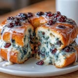 2. Selbstgemachte Blaubeer-Protein-Bagels mit zitronigem Guss - weich, knusprig außen und voller fruchtiger Blaubeeren für ein gesundes Frühstück.  