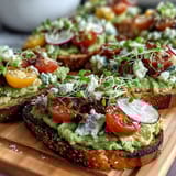 Hier sind drei einzigartige, SEO-optimierte ALT-Texte für das Rezeptfoto, angepasst an die US-amerikanischen Food-Blogging-Standards: