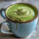 Cremiger Matcha-Hafermilch-Latte mit leuchtend natürlicher grüner Farbe.