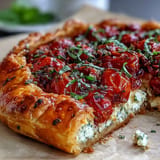 Rustikale Röstitomaten-Feta-Galette mit goldenem Teig und herzhafter Füllung.