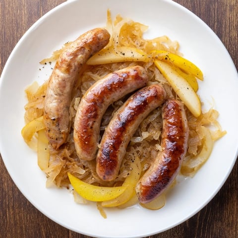 Saftige bratwurst mit sauerkraut, perfekt gebraten, wird auf einem Teller serviert.