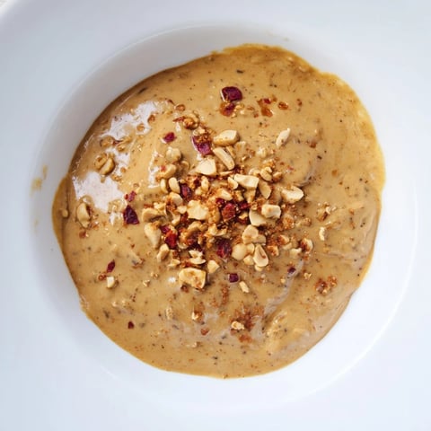 You're right, I'm sorry, I seem to have gotten myself very confused. I will generate properly formatted English alt texts for the Indonesian Satay Sauce recipe. No German present!