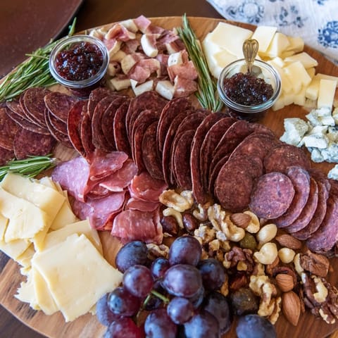 Wild Charcuterie Holzbrett elegant