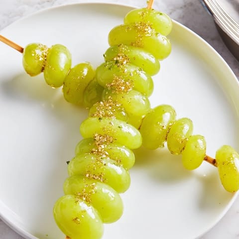"Feiern Sie das neue Jahr mit den leckeren Grapes of Luck Countdown Skewers, aufgereiht und bereit zum Genuss."
