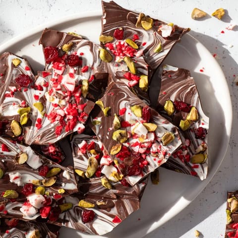 Festliche Schokolade mit Toppings