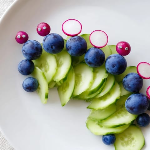 Pfauenfeder mit Gurken Trauben