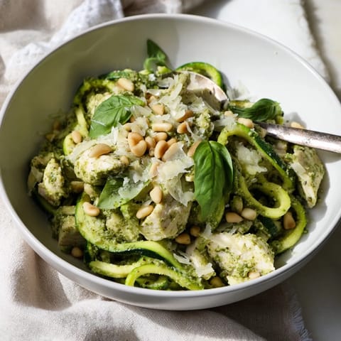 Saftige Hähnchenbruststücke auf Zucchini-Spaghetti mit cremigem Pesto und frischer Zitronennote, fertig in 35 Minuten.
