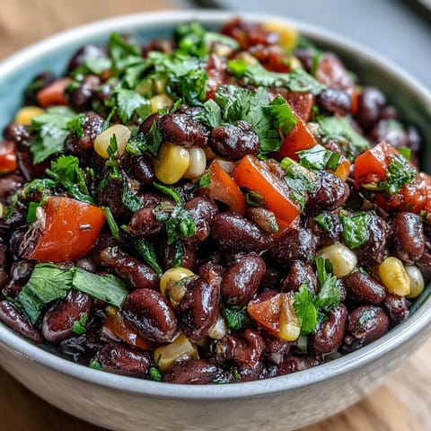 Bunter Cowboy-Caviar-Dip mit schwarzen Bohnen, Mais und Pico de Gallo.