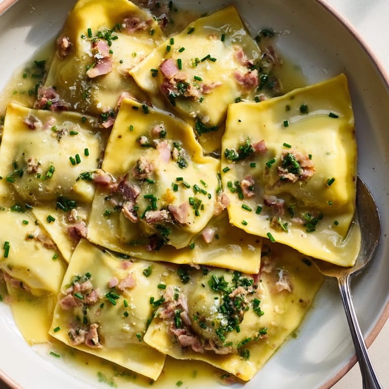 Herzhafte Swabische Maultaschen serviert in aromatischer Rinderbrühe, ideal für kalte Tage.