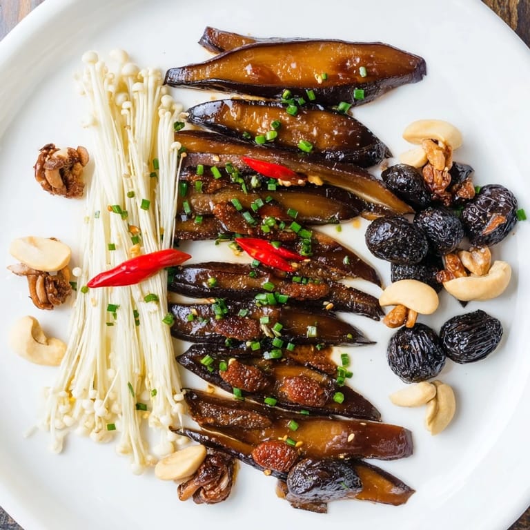 Dieses Umami-Bomb Asian Delight-Gericht präsentiert eine Auswahl an umami-reichen Zutaten, die verführerisch angeordnet sind.