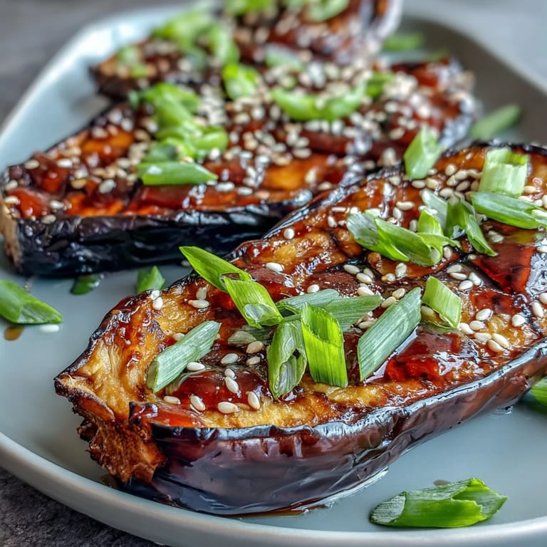 Gegrillte Miso-glasierte Auberginen, perfekt geröstet und unwiderstehlich aromatisch.