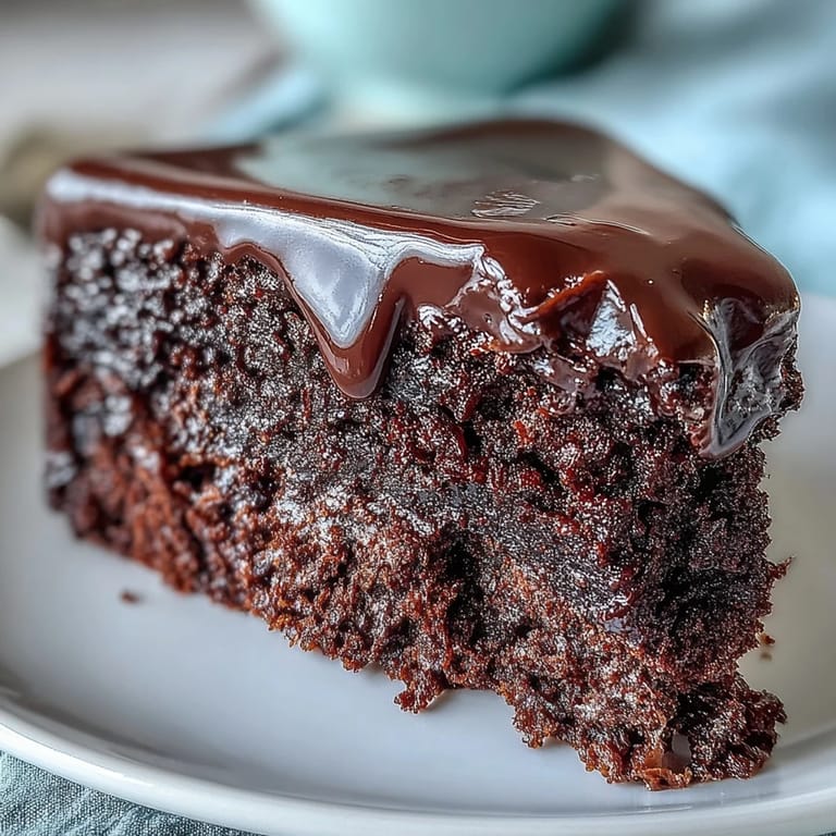 Saftige Schokoladentorte mit glänzender Glasur und Himbeere, dicht und reich für feierliche US-Desserts.