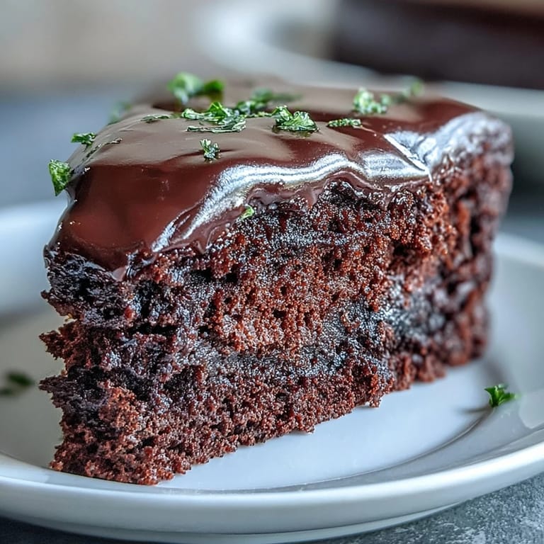 Indulgentes Easy Chocolate Fudge Cake mit Seiden- und einer Beere auf der Spitze für US-Food-Blogger.  