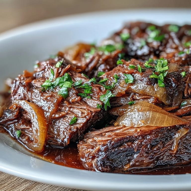 Zarter Savory Crock Pot French Onion Pot Roast aus dem Slow Cooker mit reichhaltiger Rotweinsauce und Rosmarin.