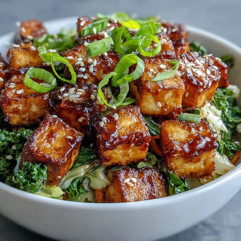 Vibrant Veggie Tofu Egg Roll in a Bowl garniert mit Sesam, grünen Zwiebeln und einer leckeren Umami-Sauce.