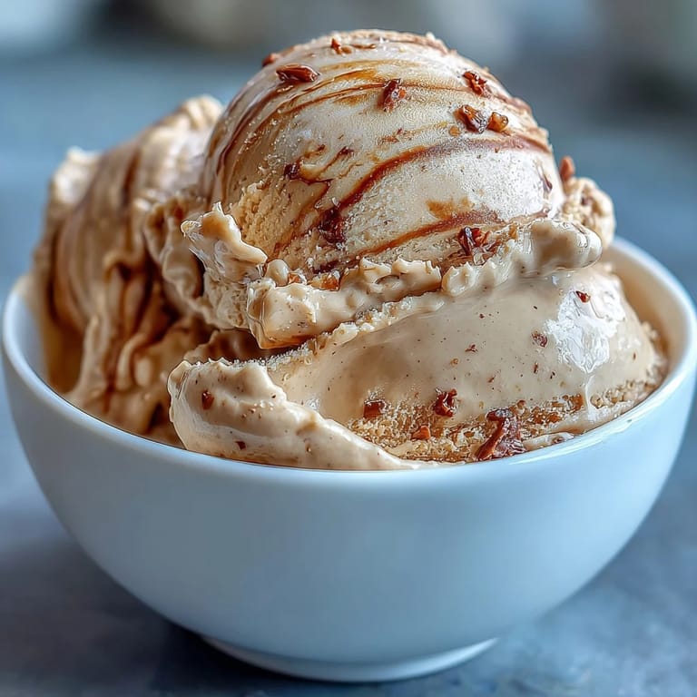 Hojicha Ice Cream, cremig gelb-braun und cremig, perfekt für eine japanische Dessert-Kreation.