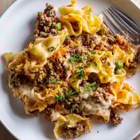 Herzhaftes deutsches Nudelauflauf mit Käse und zartem Rinderhackfleisch gebacken. 